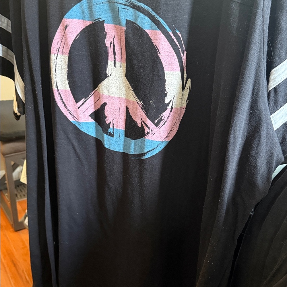 Torrid tee. Super cute peace sign. Sz 6 NWOT - Picture 5 of 7